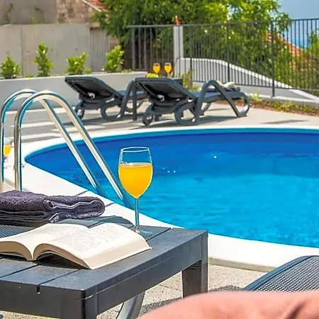 Family Nest Apartment Mlini